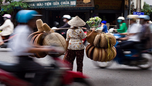 Gánh nặng thuế phí của người Việt ngày một lớn.